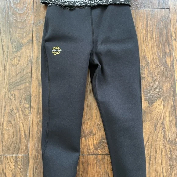 Zaggora Hot Pants - Picture 2 of 4